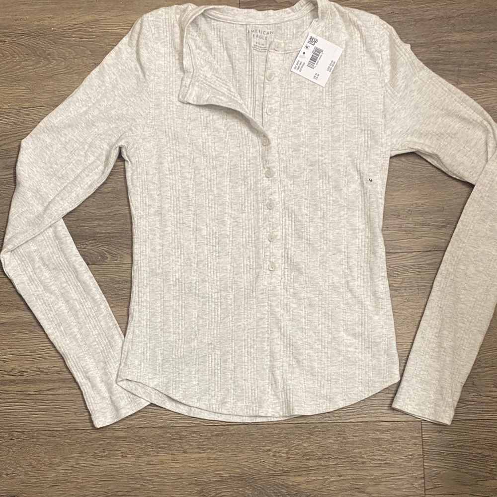NWT AMERICAN EAGLE Heather women’s Gray Long Sleeve Top with bottons